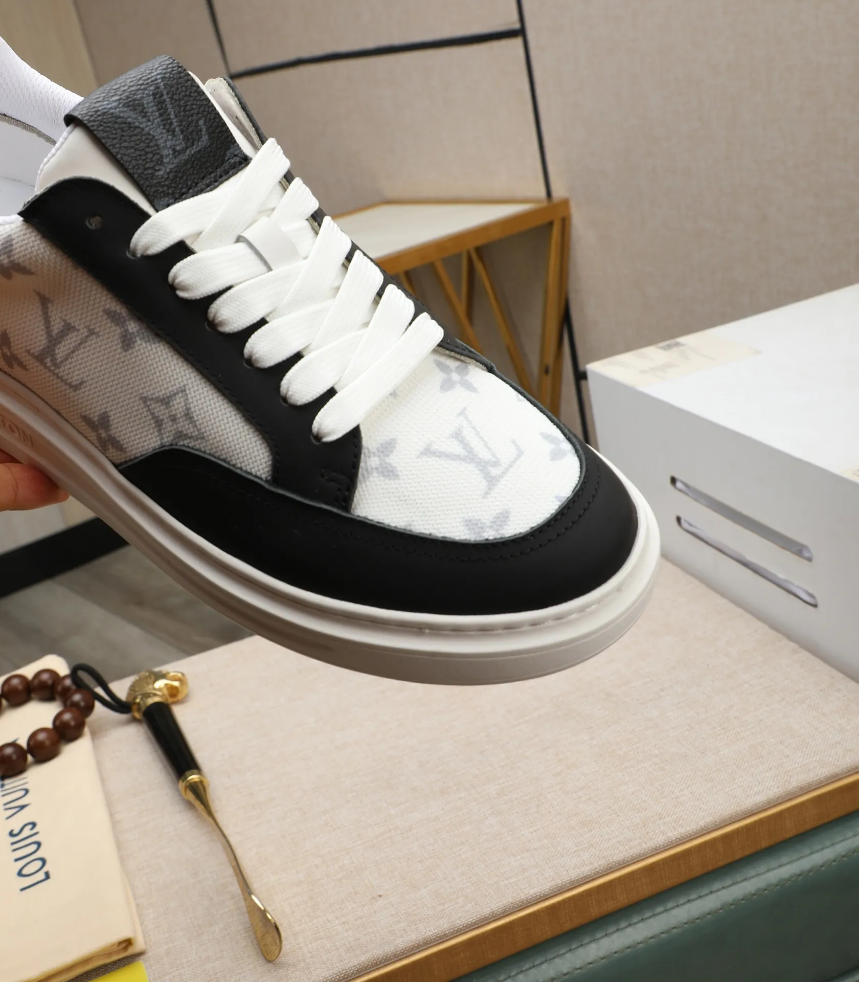 Men's shoes 💰540 💰(Niuli: full package) louis vuitton (Louis Vuitton/lv) top 🔍🔍 new models are on sale at the same time at the counter. The upper 🇮🇹 is imported from Italy, first-layer cowhide, and the lining is fully imported cowhide. 💪💪, completely 1⃣️ to 1 ⃣️Re-engraved🇮🇹💪💪, ⚠Sole: The original sole is specially provided by the original factory, the exclusive movable molded sole is super comfortable, ⚠The original factory follows the order, 🔍🔍high quality, you can enter and exit the counter at will, welcome to compare⚠. Code number:38-44